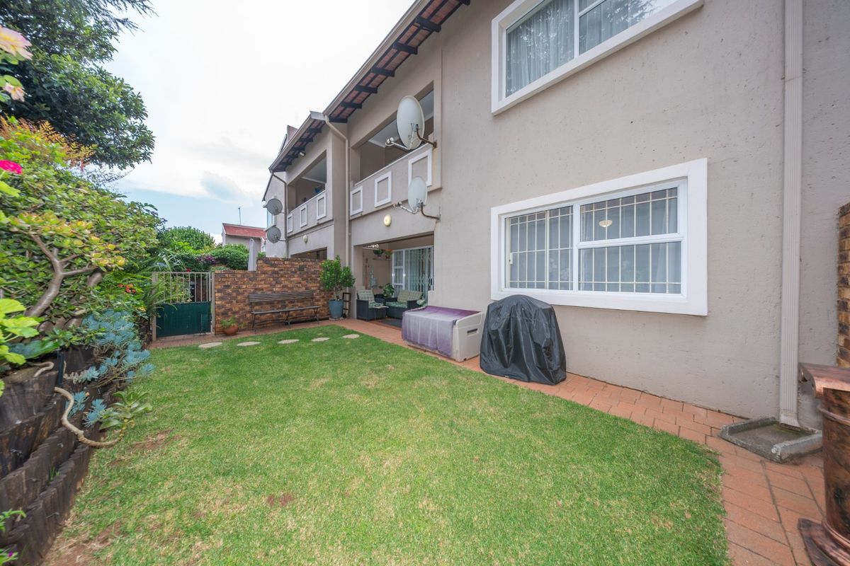 Immaculate Garden Townhouse Offering Secure Lock Up and Go Living - Photo 3