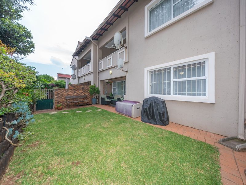 Immaculate Garden Townhouse Offering Secure Lock Up and Go Living - Photo 3