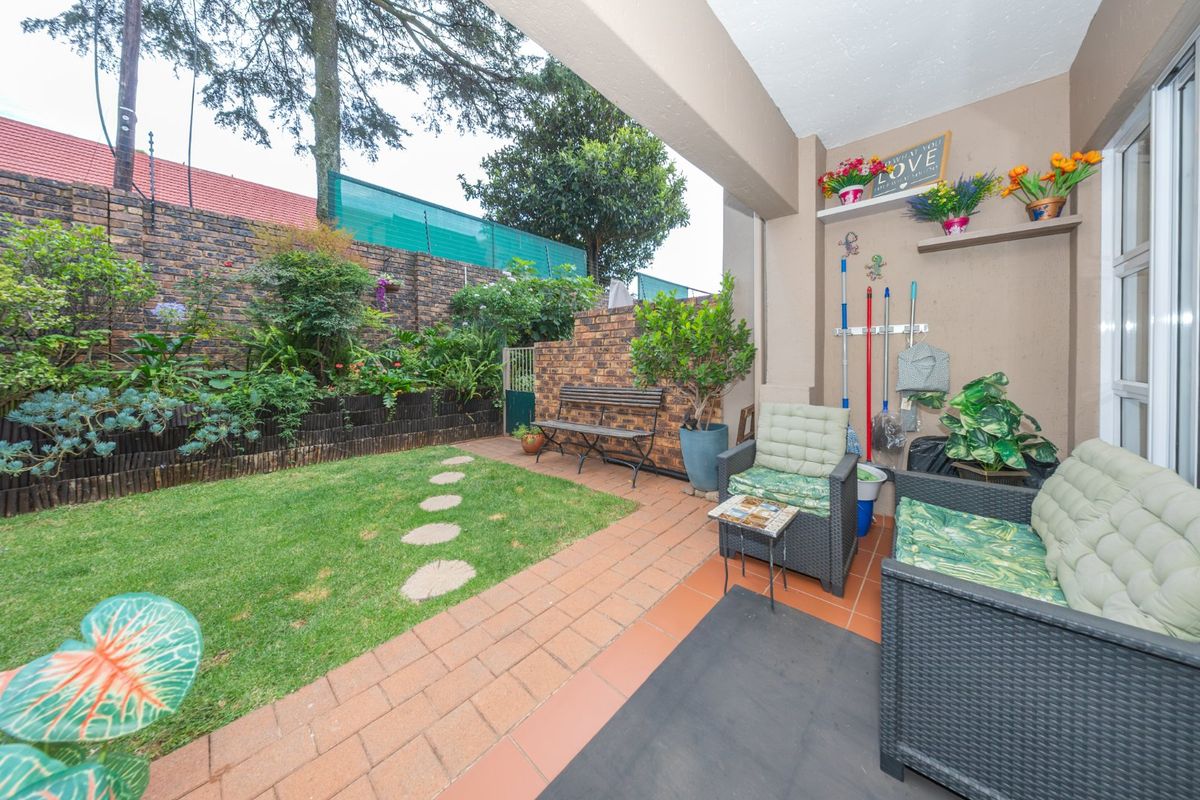 Immaculate Garden Townhouse Offering Secure Lock Up and Go Living - Photo 5