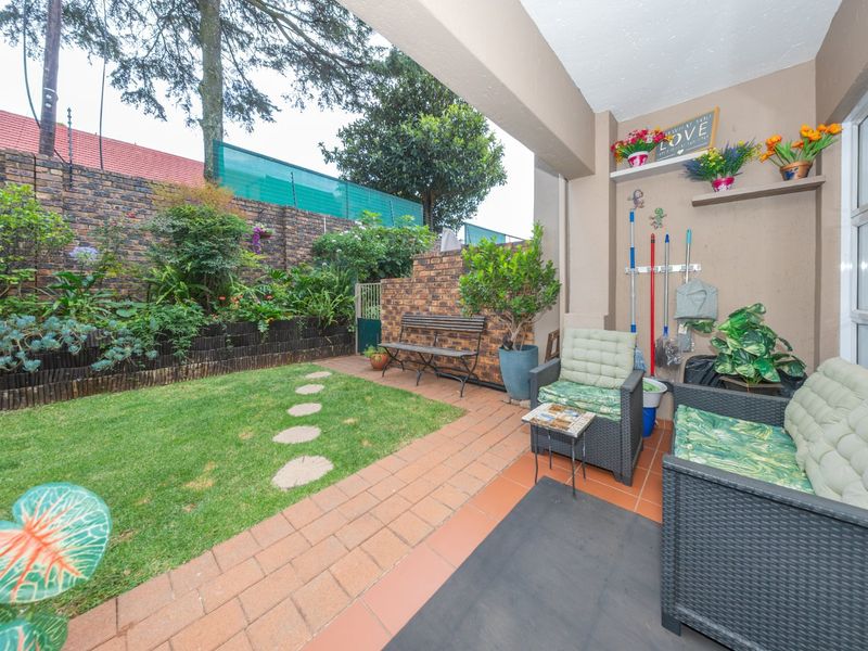 Immaculate Garden Townhouse Offering Secure Lock Up and Go Living - Photo 5