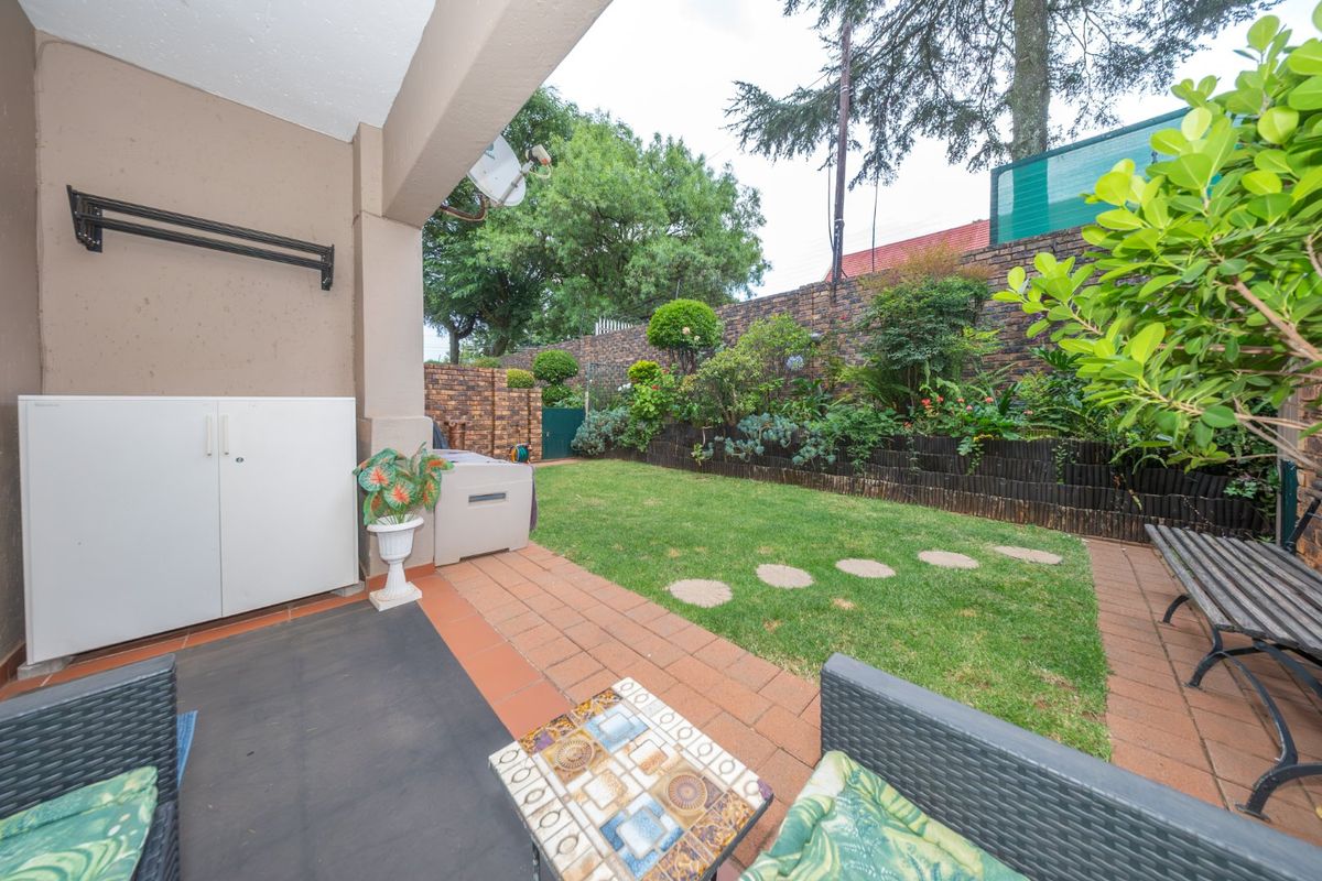 Immaculate Garden Townhouse Offering Secure Lock Up and Go Living - Photo 4