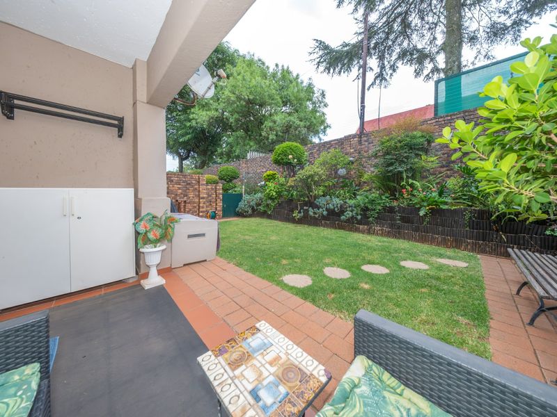Immaculate Garden Townhouse Offering Secure Lock Up and Go Living - Photo 4
