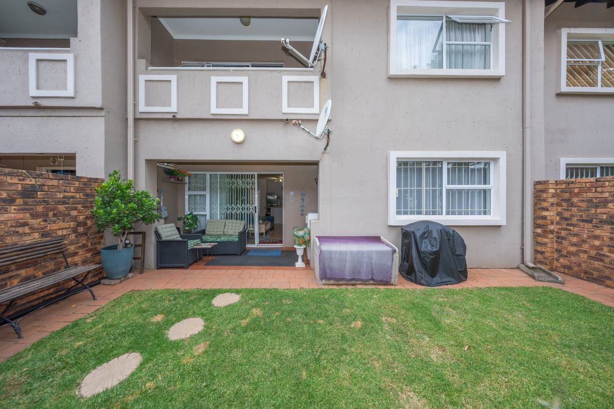 Immaculate Garden Townhouse Offering Secure Lock Up and Go Living - Photo 2