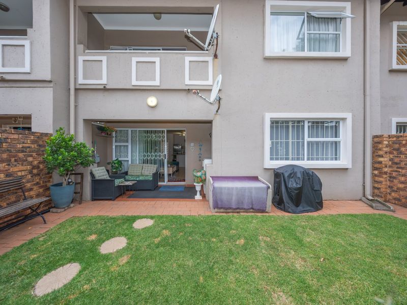 Immaculate Garden Townhouse Offering Secure Lock Up and Go Living - Photo 2