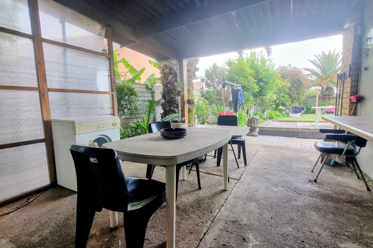 A 4-Bedroom Family Retreat in Prestigious Flora Gardens - Photo 3