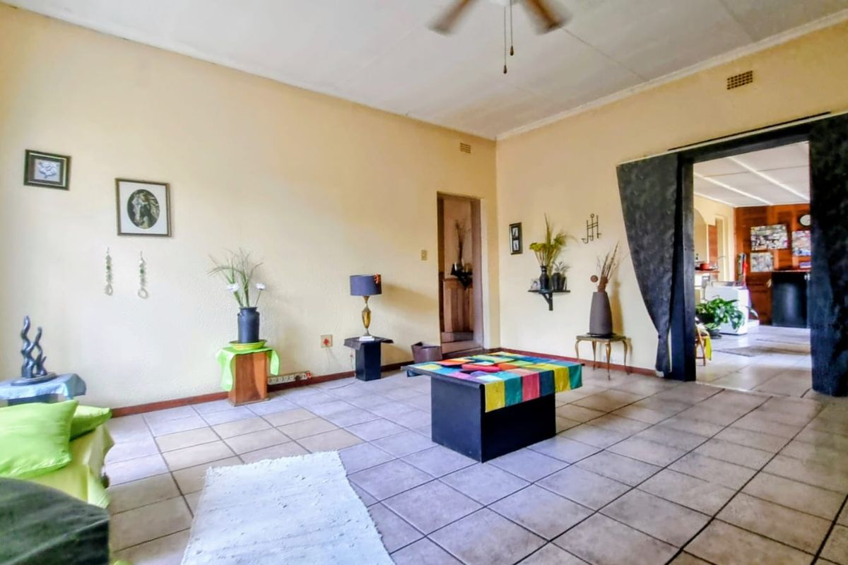 A 4-Bedroom Family Retreat in Prestigious Flora Gardens - Photo 5