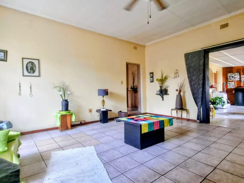 A 4-Bedroom Family Retreat in Prestigious Flora Gardens - Photo 5