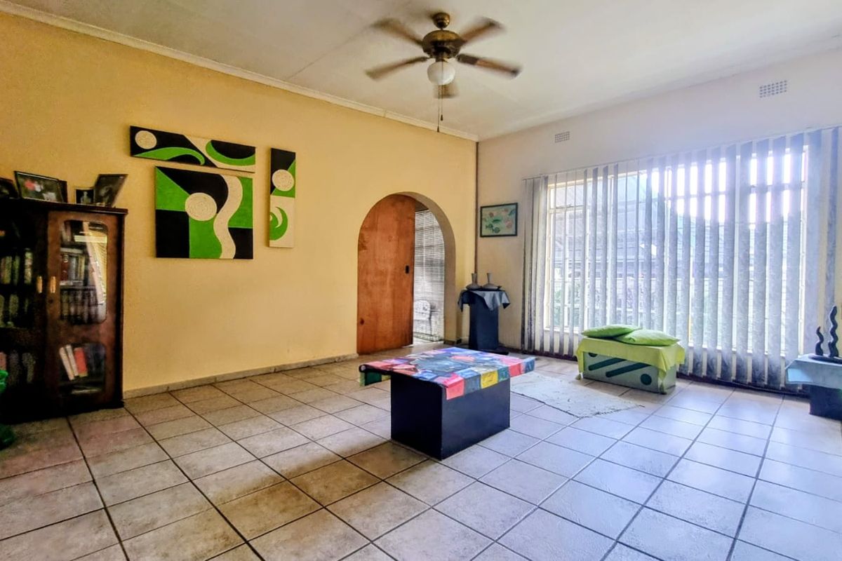 A 4-Bedroom Family Retreat in Prestigious Flora Gardens - Photo 4