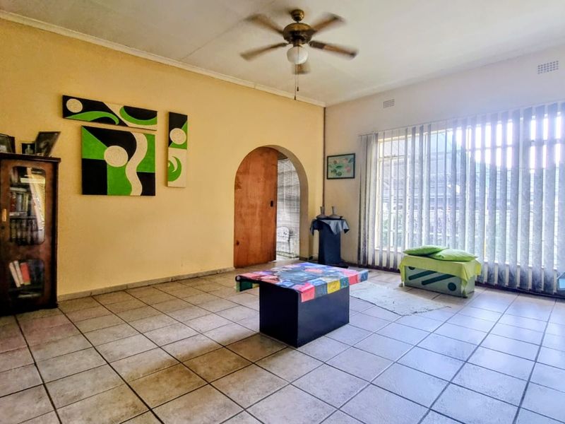 A 4-Bedroom Family Retreat in Prestigious Flora Gardens - Photo 4