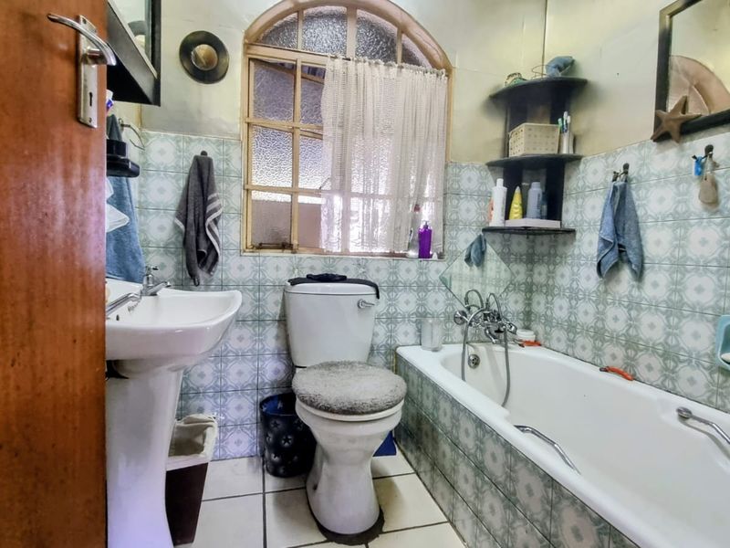 A 4-Bedroom Family Retreat in Prestigious Flora Gardens - Photo 10