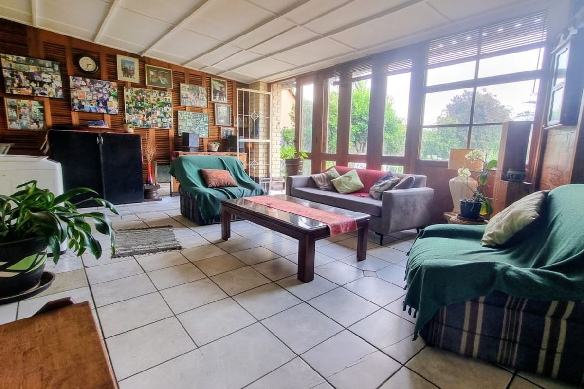 A 4-Bedroom Family Retreat in Prestigious Flora Gardens - Photo 2