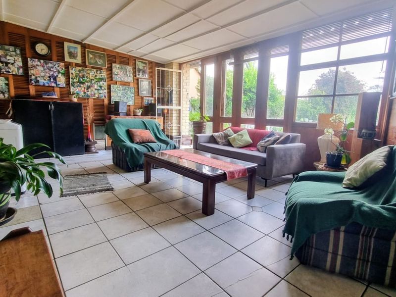 A 4-Bedroom Family Retreat in Prestigious Flora Gardens - Photo 2