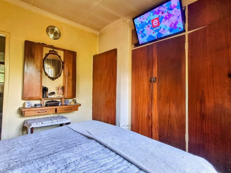 A 4-Bedroom Family Retreat in Prestigious Flora Gardens - Photo 9