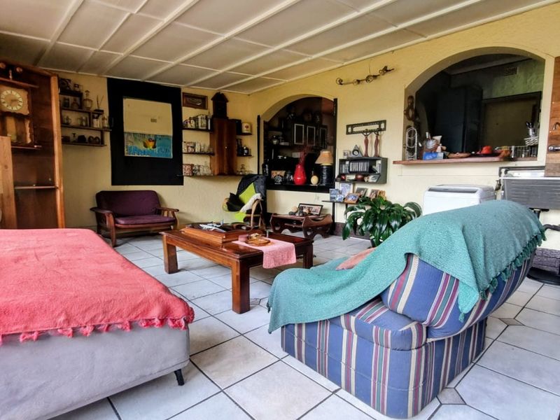 A 4-Bedroom Family Retreat in Prestigious Flora Gardens - Photo 6