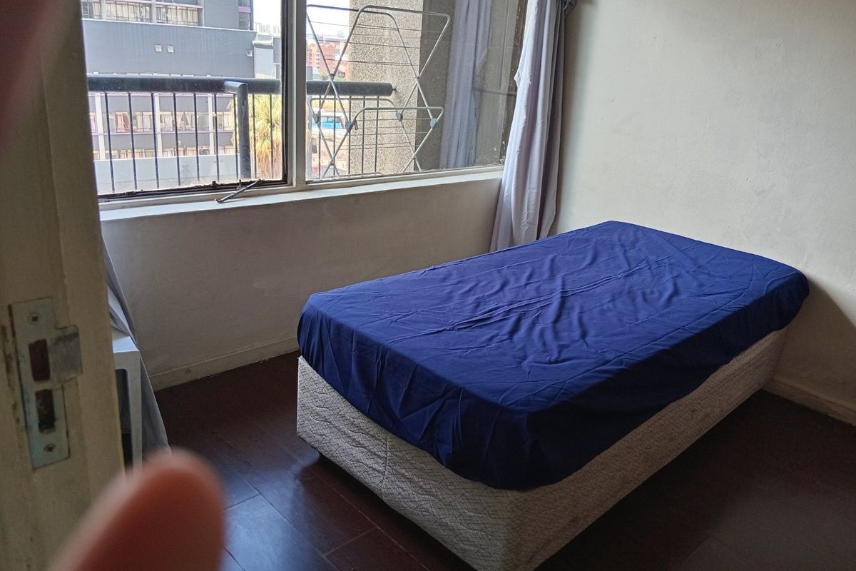 Well- 1 bedroom,1 bathroom commune with Fully Furnished Shared Kitchen. - Photo 3