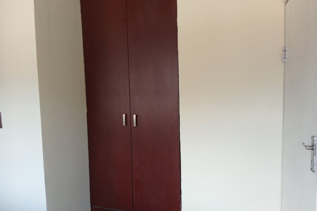 Well- 1 bedroom,1 bathroom commune with Fully Furnished Shared Kitchen. - Photo 4