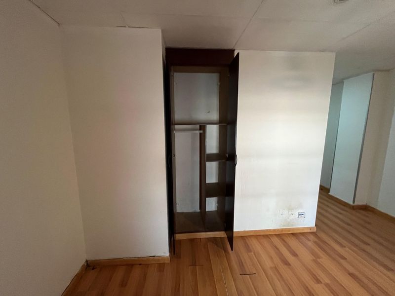 Bachelor flat to rent in Marshalltown,Johannesburg -secure now!! - Photo 6