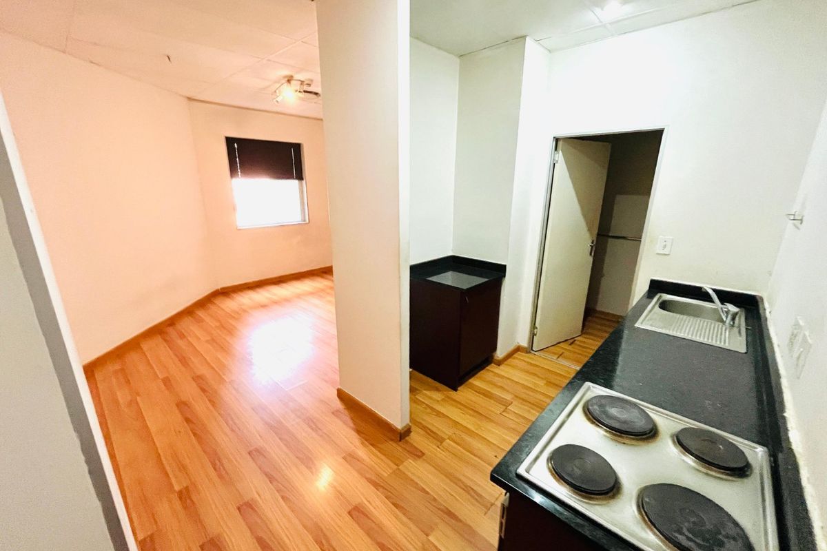 Bachelor flat to rent in Marshalltown,Johannesburg -secure now!! - Photo 2