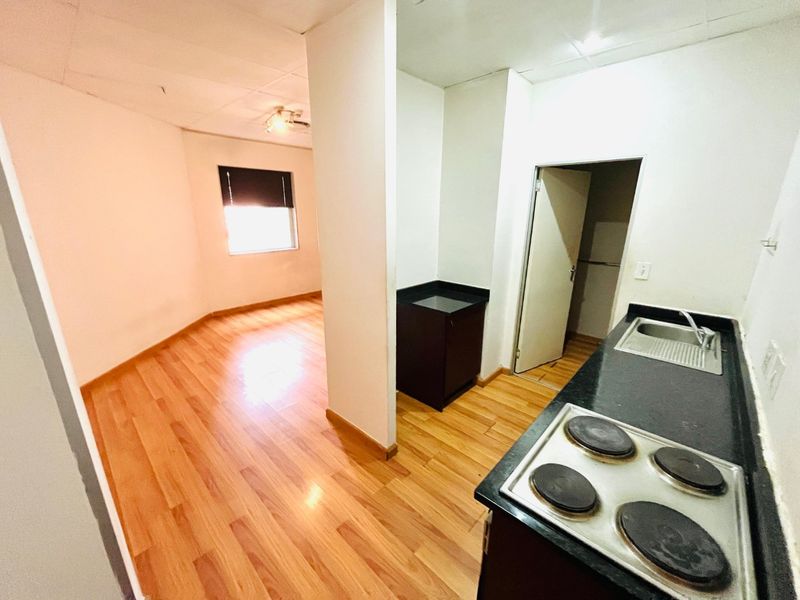 Bachelor flat to rent in Marshalltown,Johannesburg -secure now!! - Photo 2