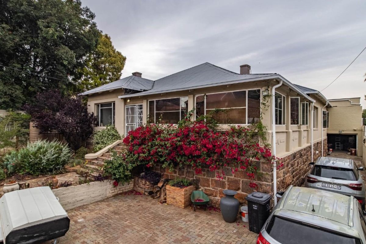 Spacious Family Home with Income-Generating Cottages - Photo 2