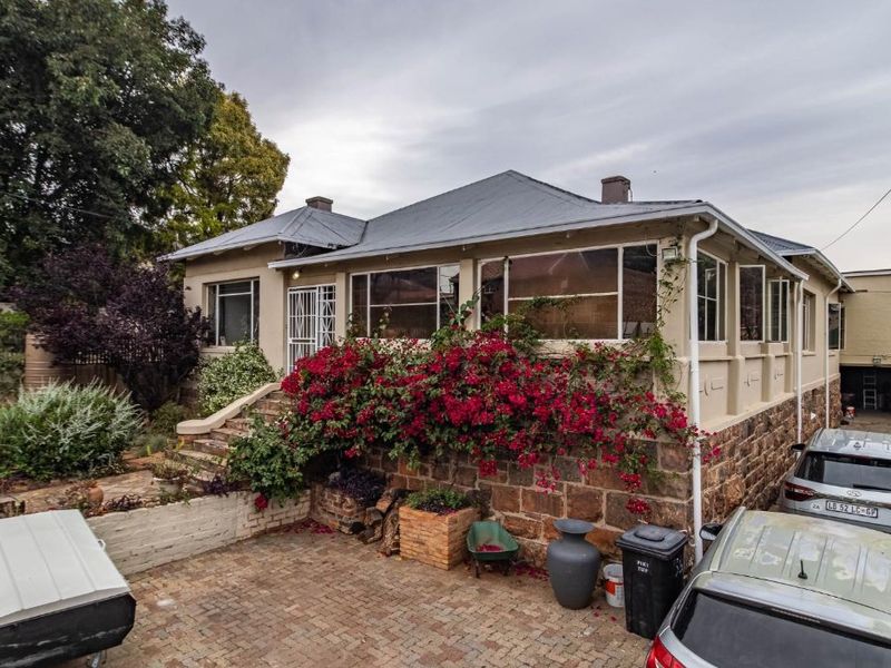 Spacious Family Home with Income-Generating Cottages - Photo 2