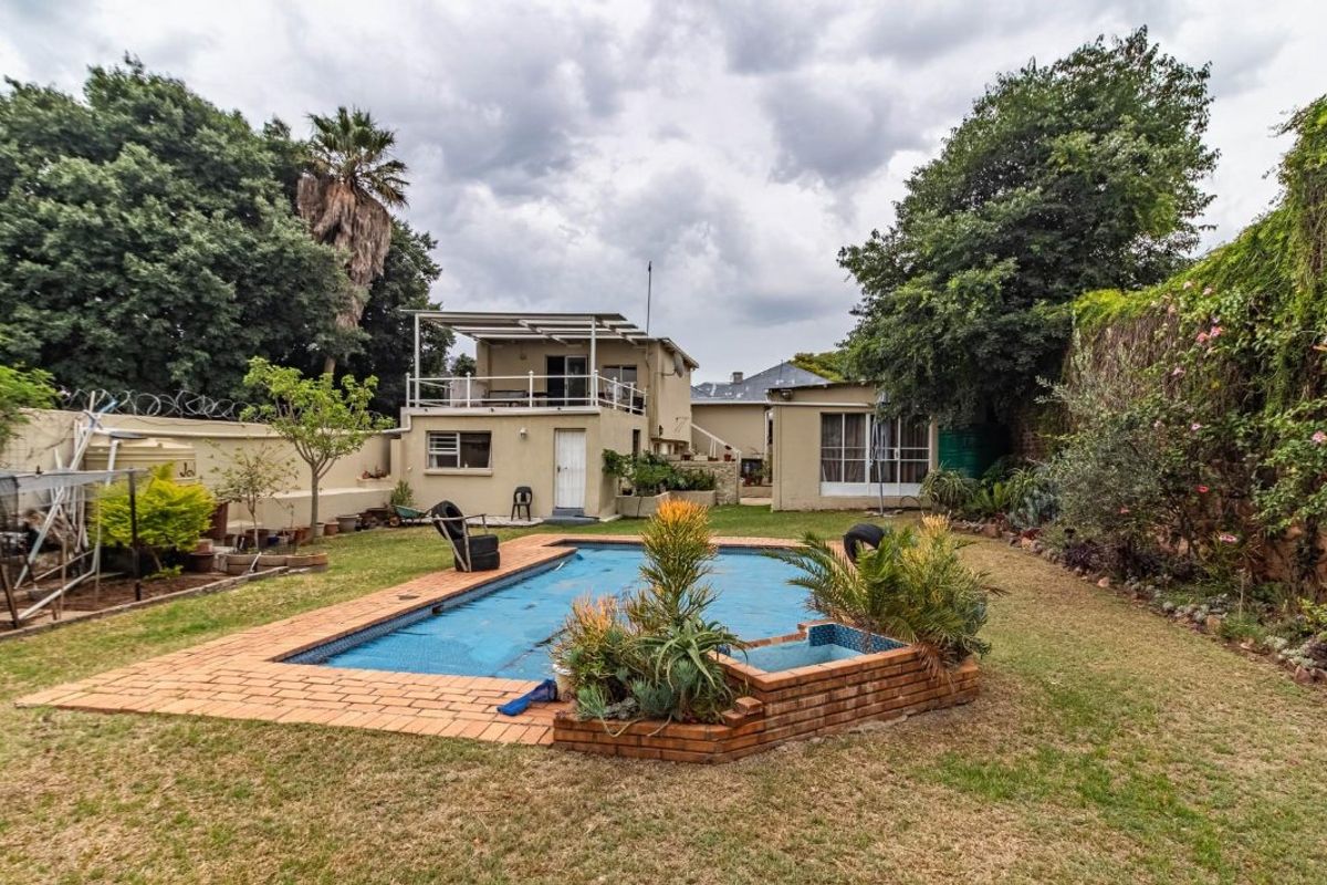 Spacious Family Home with Income-Generating Cottages - Photo 3