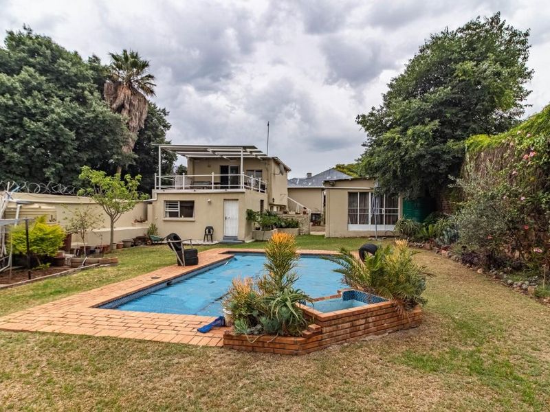 Spacious Family Home with Income-Generating Cottages - Photo 3