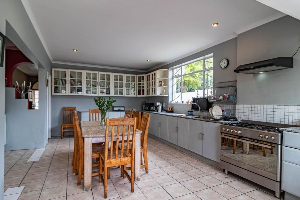 Spacious Family Home with Income-Generating Cottages - Photo 4