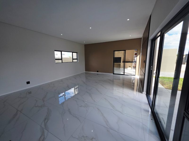 ARCHITECTURAL EXCELLENCE MEETS EVERYDAY LUXURY - Photo 6