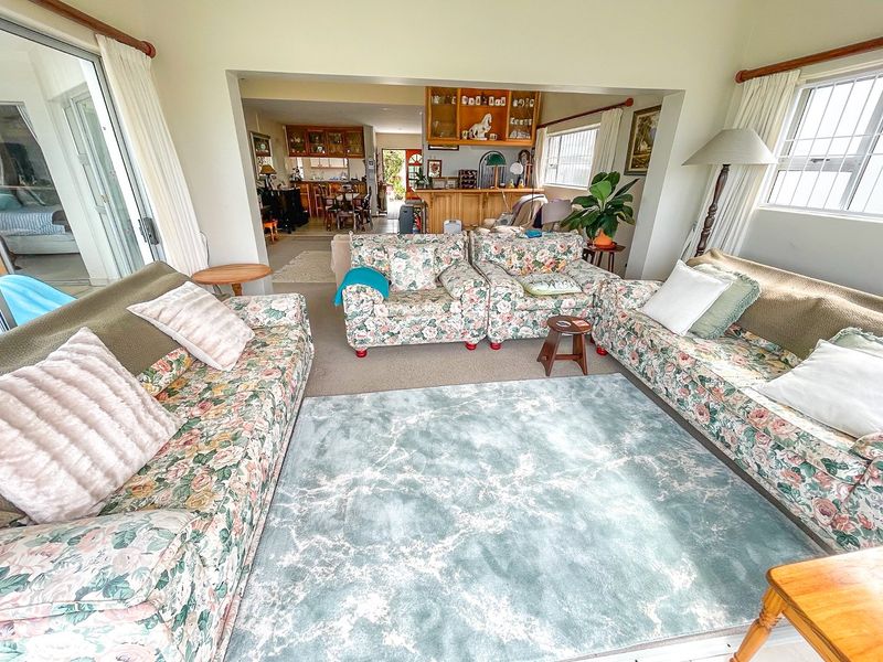 Upmarket Apartment in Popular Seaspray Complex In The Beautiful Seaside Town of Gonubie.  - Photo 10