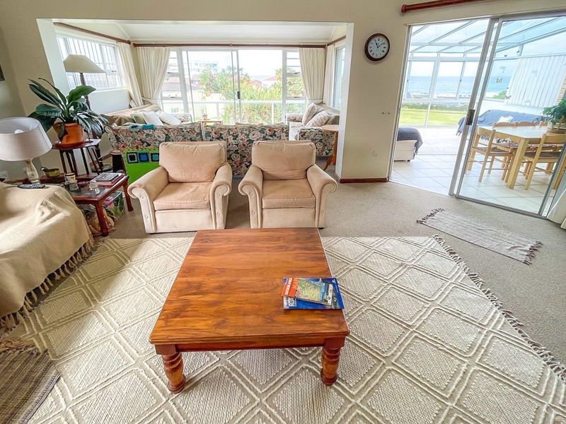 Upmarket Apartment in Popular Seaspray Complex In The Beautiful Seaside Town of Gonubie.  - Photo 9