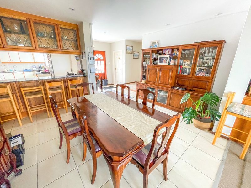 Upmarket Apartment in Popular Seaspray Complex In The Beautiful Seaside Town of Gonubie.  - Photo 7