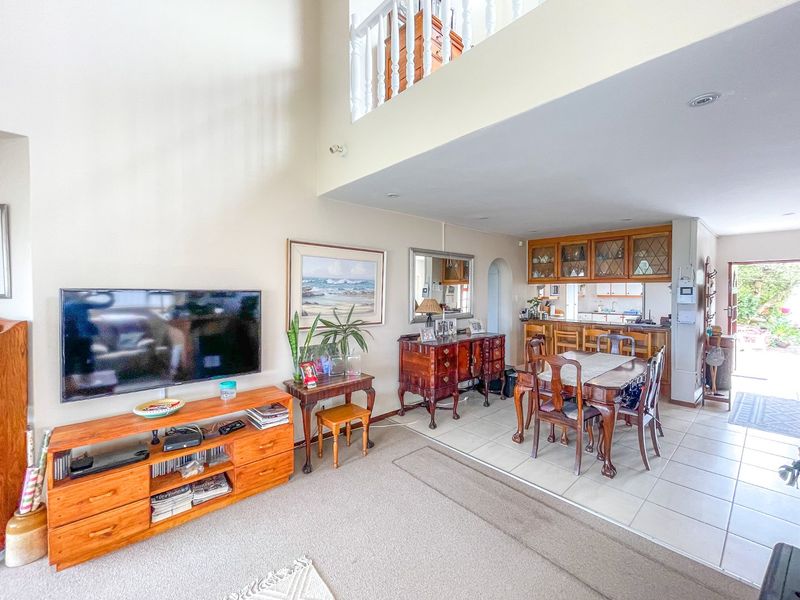 Upmarket Apartment in Popular Seaspray Complex In The Beautiful Seaside Town of Gonubie.  - Photo 6