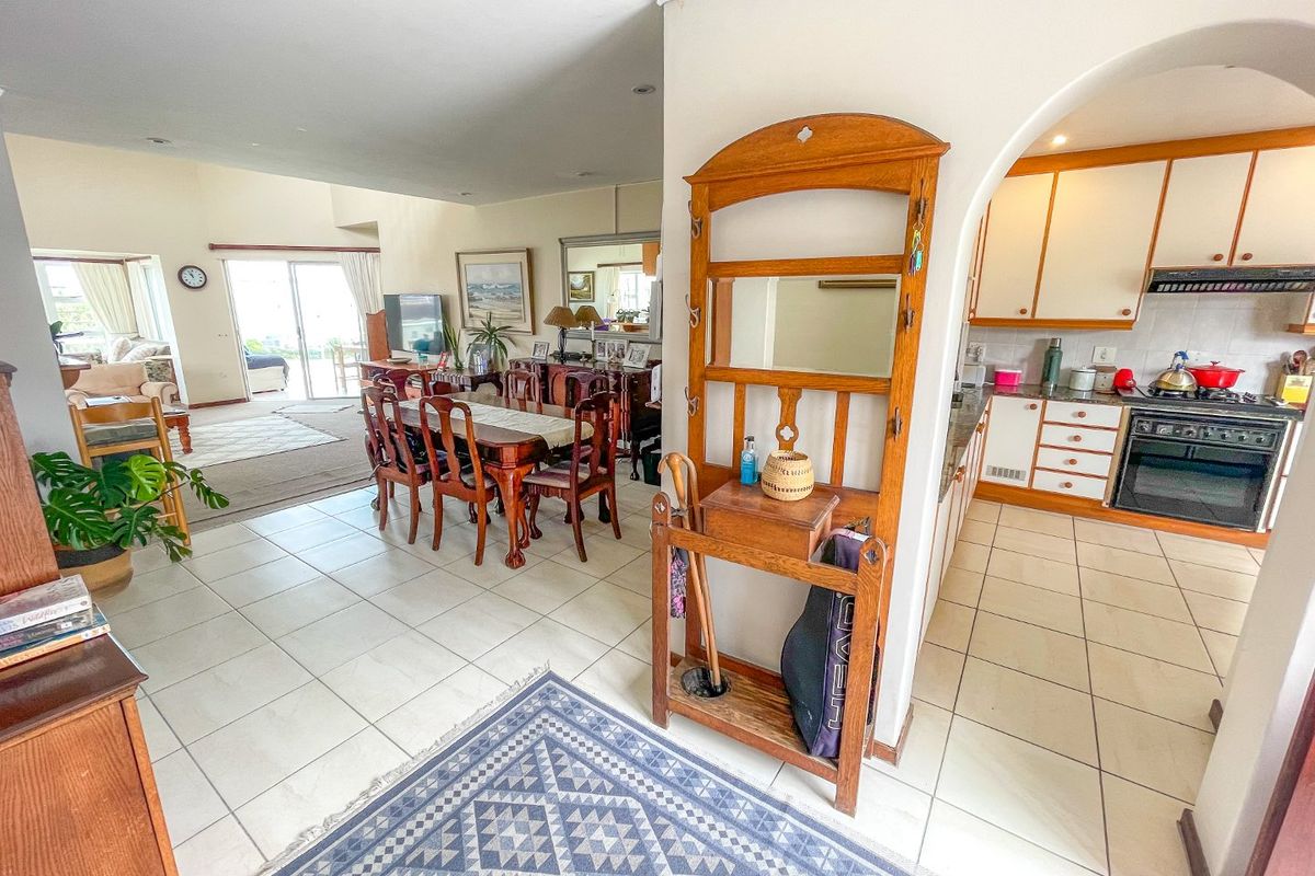 Upmarket Apartment in Popular Seaspray Complex In The Beautiful Seaside Town of Gonubie.  - Photo 4