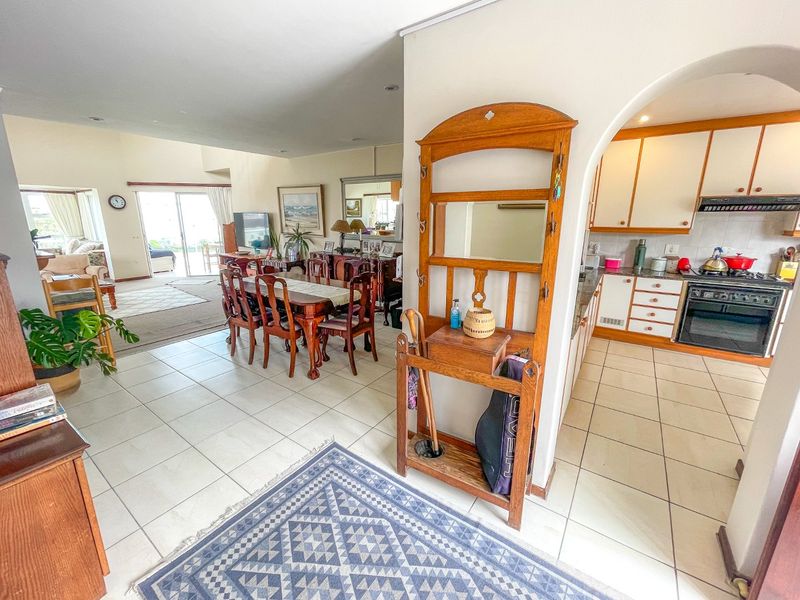 Upmarket Apartment in Popular Seaspray Complex In The Beautiful Seaside Town of Gonubie.  - Photo 4