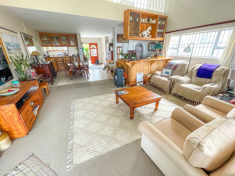 Upmarket Apartment in Popular Seaspray Complex In The Beautiful Seaside Town of Gonubie.  - Photo 8