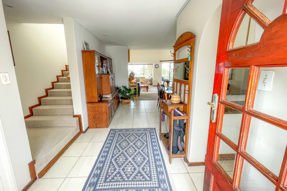 Upmarket Apartment in Popular Seaspray Complex In The Beautiful Seaside Town of Gonubie.  - Photo 2