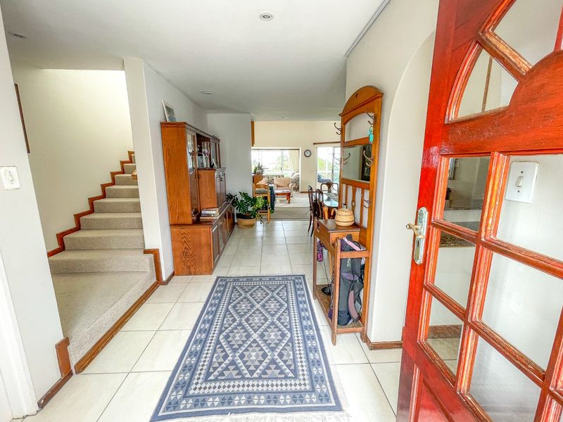 Upmarket Apartment in Popular Seaspray Complex In The Beautiful Seaside Town of Gonubie.  - Photo 2