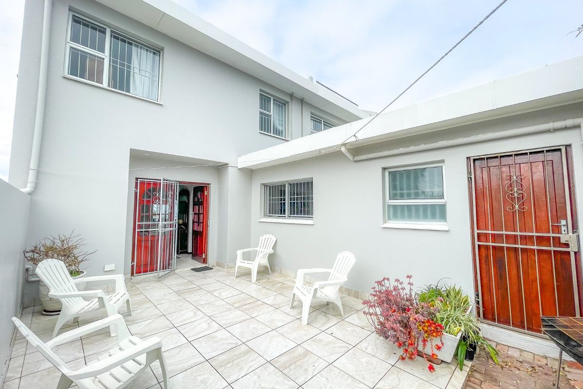 Upmarket Apartment in Popular Seaspray Complex In The Beautiful Seaside Town of Gonubie.  - Photo 3