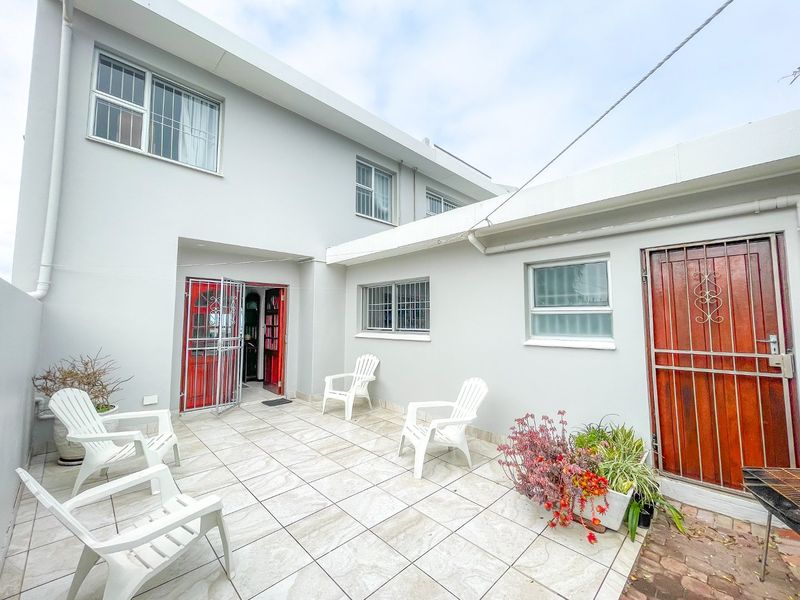 Upmarket Apartment in Popular Seaspray Complex In The Beautiful Seaside Town of Gonubie.  - Photo 3