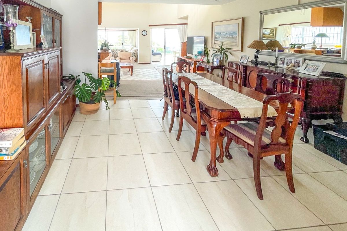 Upmarket Apartment in Popular Seaspray Complex In The Beautiful Seaside Town of Gonubie.  - Photo 5