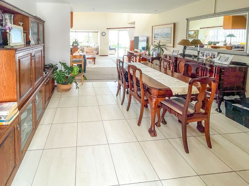 Upmarket Apartment in Popular Seaspray Complex In The Beautiful Seaside Town of Gonubie.  - Photo 5