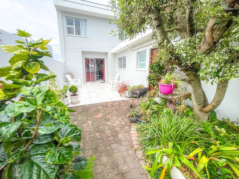 Upmarket Apartment in Popular Seaspray Complex In The Beautiful Seaside Town of Gonubie.  - Photo 1