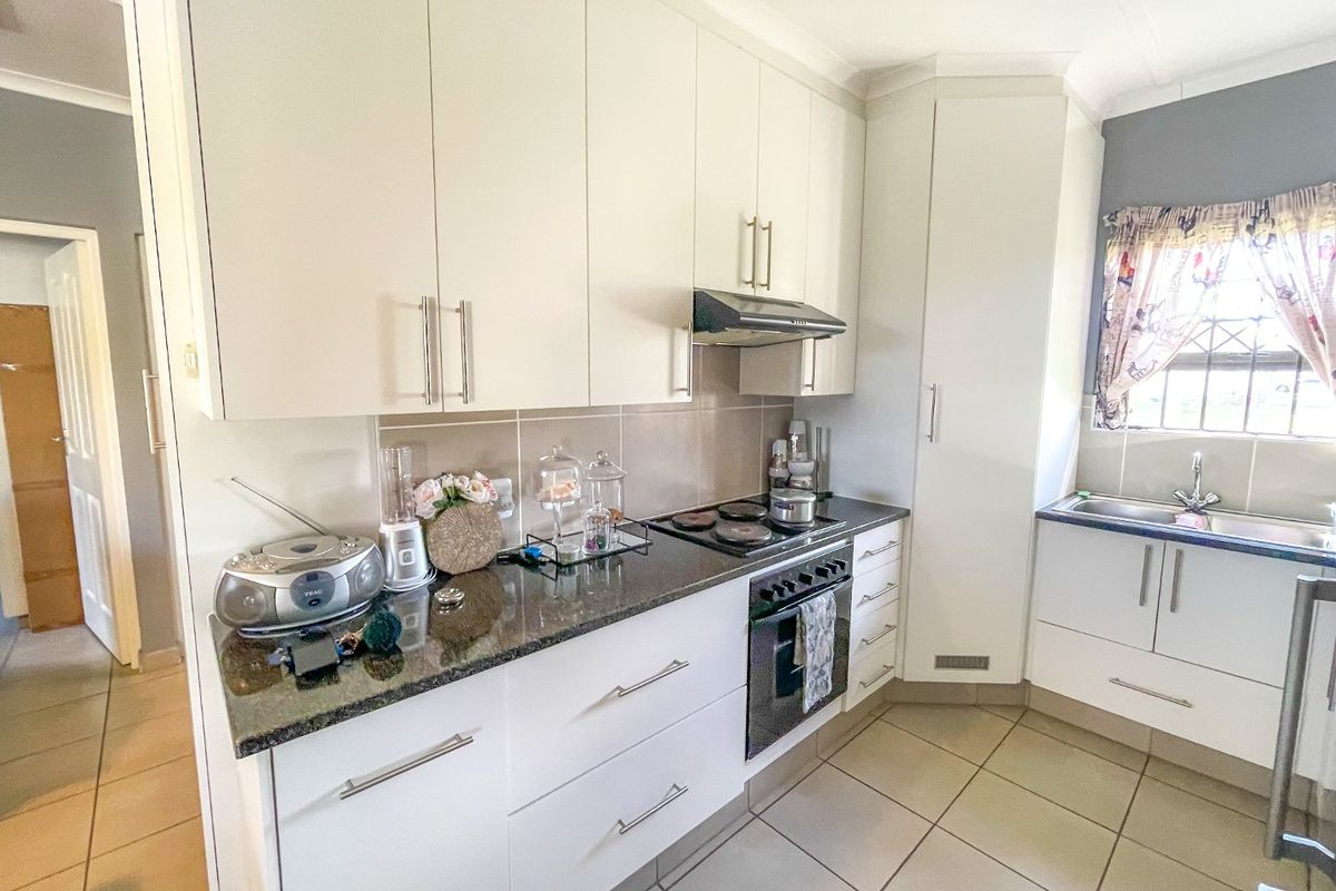 This home Oozes Elegance at a Bargain Price for a Beautiful 2-Bedroomed, Secure Residence is the Seaside Town of Gonubie - Photo 4