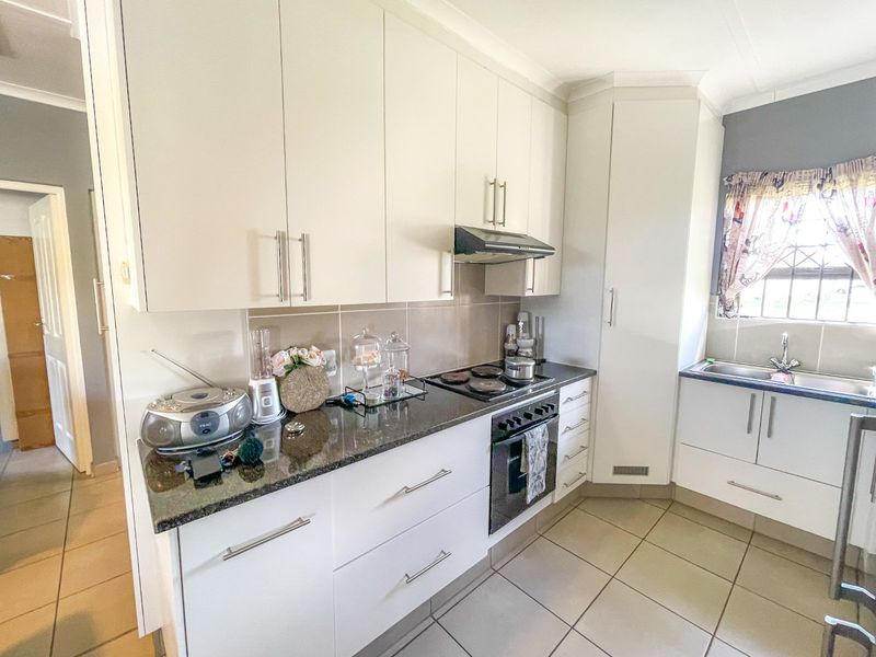 This home Oozes Elegance at a Bargain Price for a Beautiful 2-Bedroomed, Secure Residence is the Seaside Town of Gonubie - Photo 4