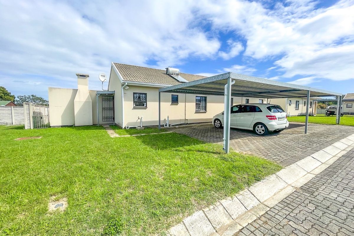 This home Oozes Elegance at a Bargain Price for a Beautiful 2-Bedroomed, Secure Residence is the Seaside Town of Gonubie - Photo 2