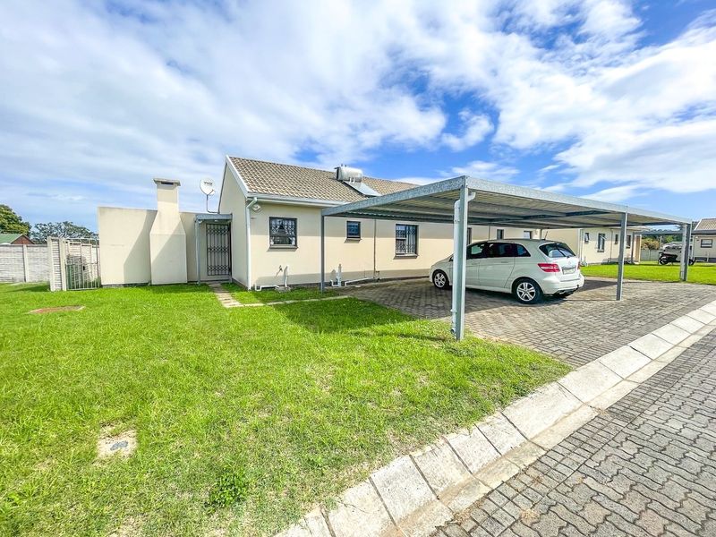 This home Oozes Elegance at a Bargain Price for a Beautiful 2-Bedroomed, Secure Residence is the Seaside Town of Gonubie - Photo 2