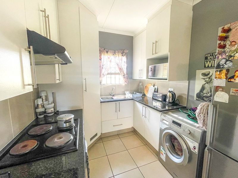 This home Oozes Elegance at a Bargain Price for a Beautiful 2-Bedroomed, Secure Residence is the Seaside Town of Gonubie - Photo 10