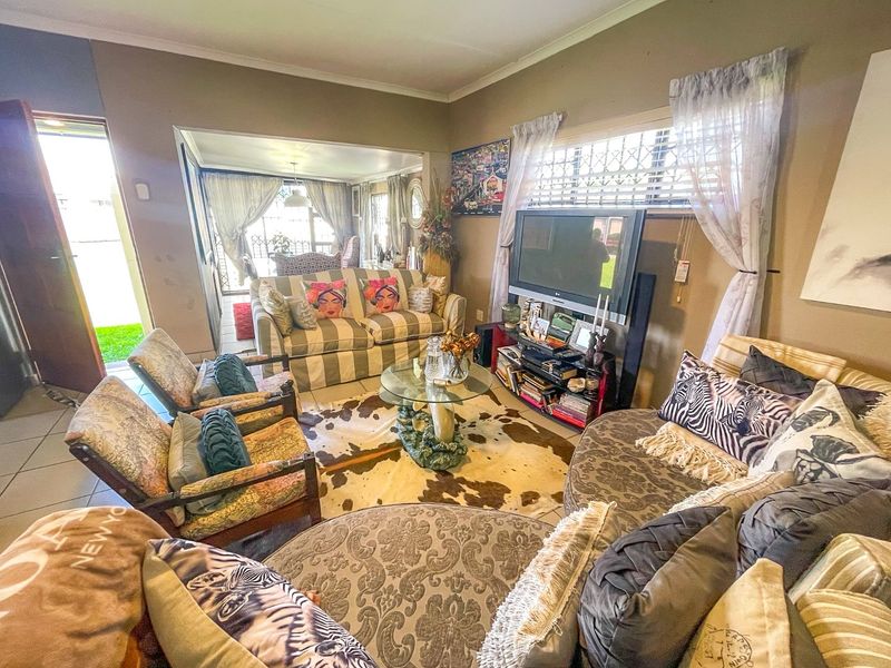 This home Oozes Elegance at a Bargain Price for a Beautiful 2-Bedroomed, Secure Residence is the Seaside Town of Gonubie - Photo 9