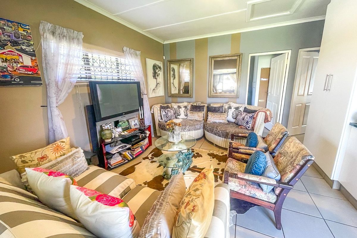 This home Oozes Elegance at a Bargain Price for a Beautiful 2-Bedroomed, Secure Residence is the Seaside Town of Gonubie - Photo 5